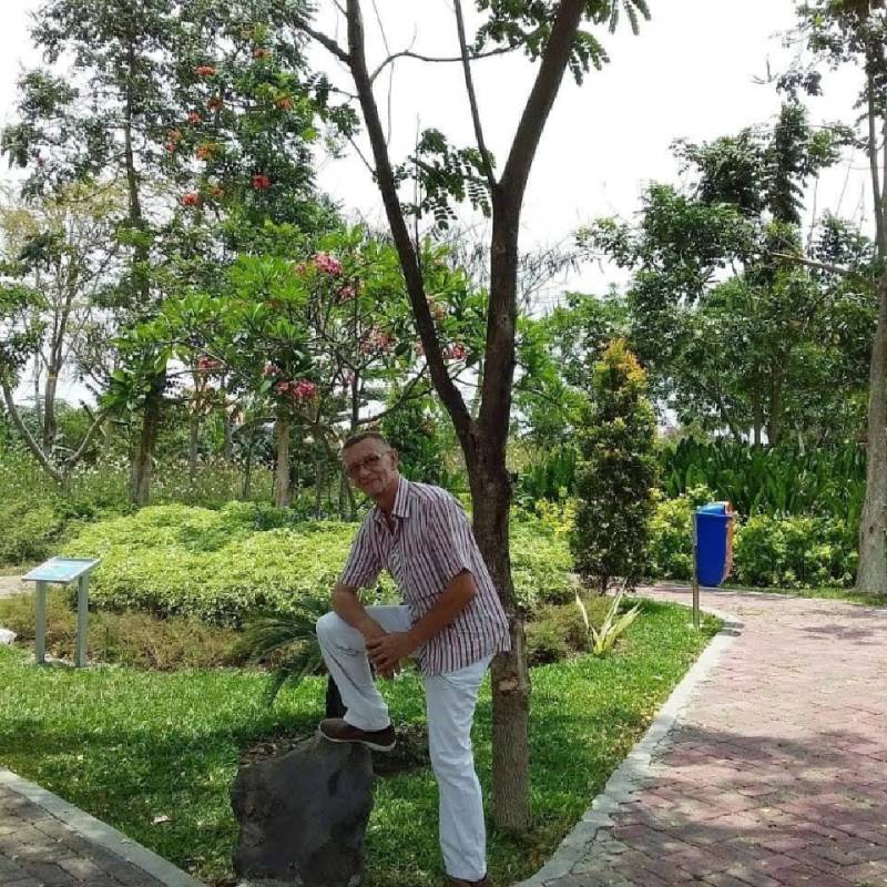 Helmut, 70, United States Minor Outlying Islands