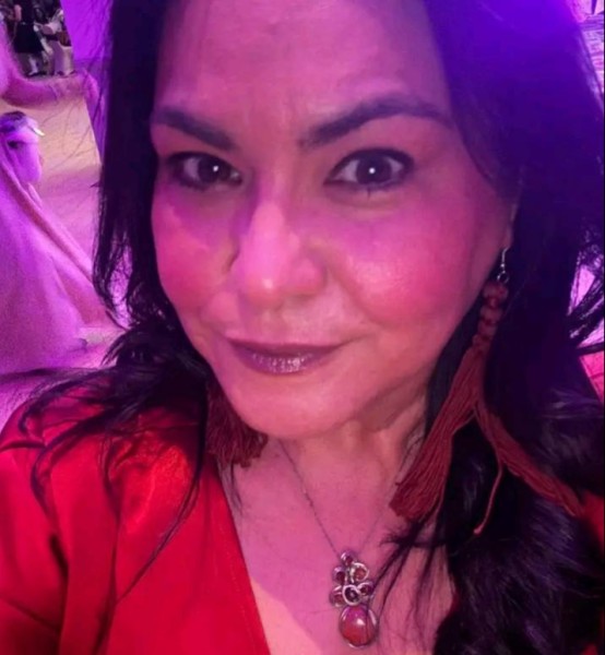 Elina, 53, Igli